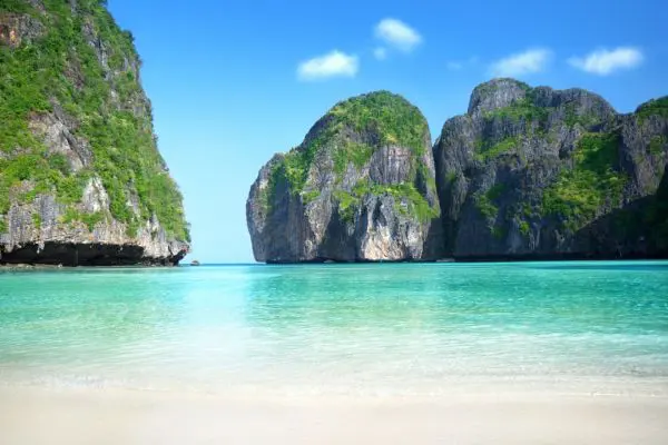 Maya Bay Koh Phi Phi Thailandia 5 Escursione Phi Phi, Bamboo & Maiton: in Catamarano Premium da Phuket o Khao Lak La spiaggia iconica di Maya Bay con il mare calmo e turchese