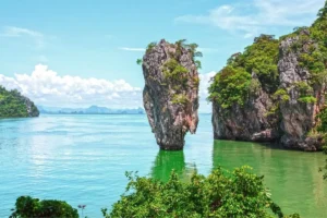 Isola rocciosa in un mare tranquillo