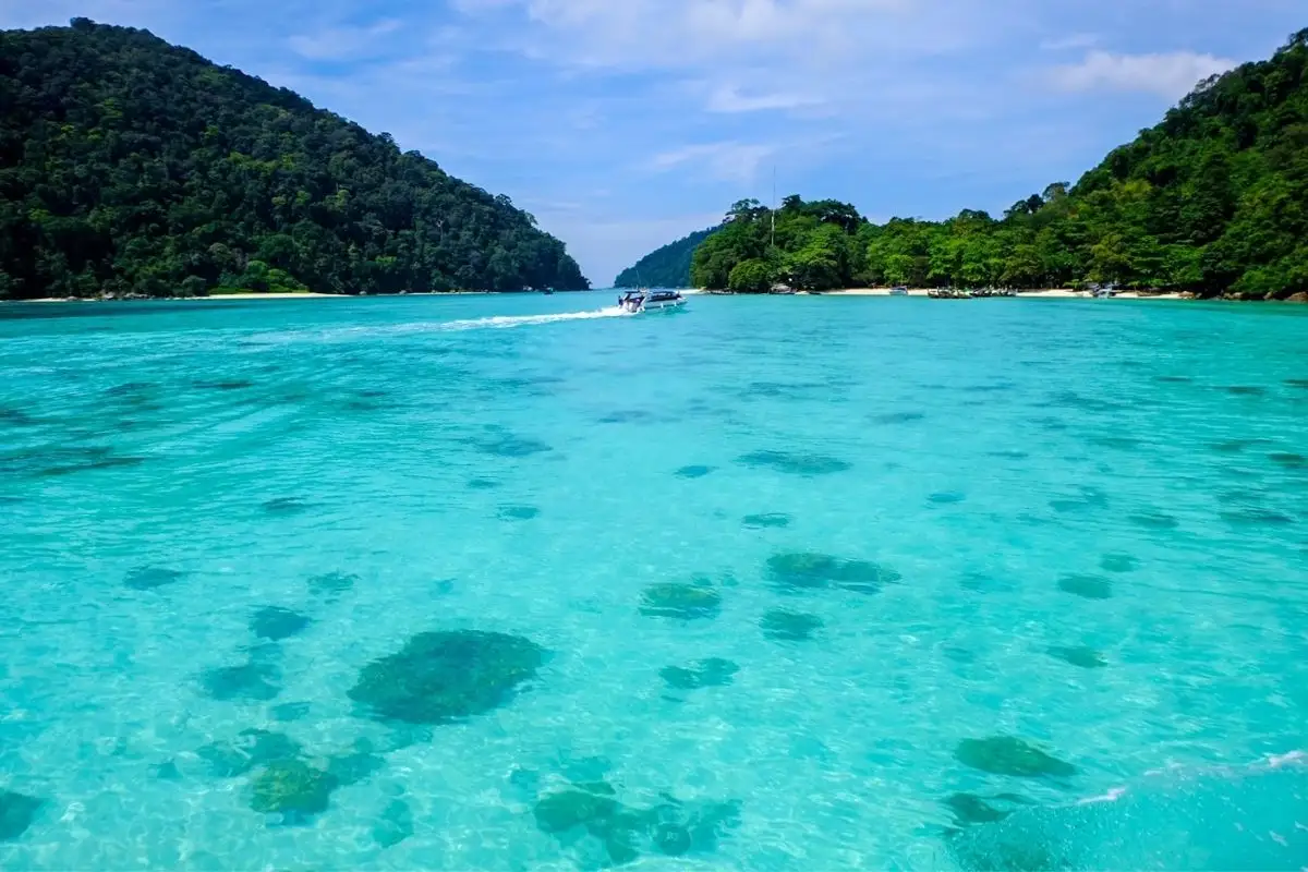 Barca che naviga tra Acque turchesi 3 Surin Island Early Bird in Italiano, Escursione da Phuket o Khao Lak Surin Island Early Bird in Italiano, Escursione da Phuket o Khao Lak - immagine 3