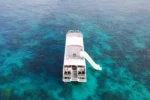 Il Catamarano Premium Once Phuket naviga nelle acque turchesi di Maya Bay e Phi Phi Island.