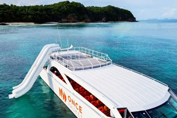Catamarano Premium Once Phuket tour Phi Phi Island e Similan 2 4 Escursione Phi Phi, Bamboo & Maiton: in Catamarano Premium da Phuket o Khao Lak Il Catamarano Premium Once Phuket naviga nelle acque turchesi di Maya Bay e Phi Phi Island.
