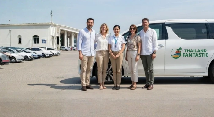 Guida con gruppo di turisti in posa con dietro il nostro minivan Home 3