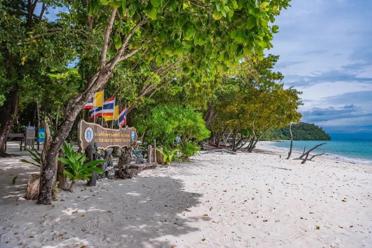 Koh Rok Ranger Station 4 Koh Rok & Haa Islands con Speed Boat da Phuket o Khao Lak Koh Rok & Haa Islands con Speed Boat da Phuket o Khao Lak - immagine 4