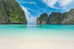 Tour ed escursioni in Thailandia - Spiaggia tropicale Maya Bay con sabbia bianca e scogliere a picco sul mare | Thailand Fantastic – Agenzia viaggi italiana