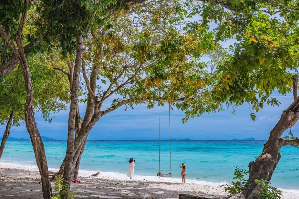 Momenti di relax in Spiaggia Koh Rok 1 Koh Rok & Haa Islands con Speed Boat da Phuket o Khao Lak Koh Rok & Haa Islands con Speed Boat da Phuket o Khao Lak