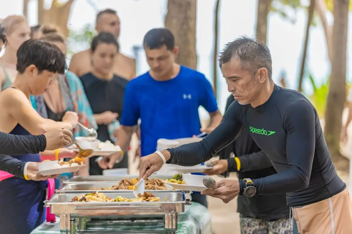 Pranzo a Buffet in Spiaggia 5 Koh Rok & Haa Islands con Speed Boat da Phuket o Khao Lak Buffet sulla spiaggia con persone