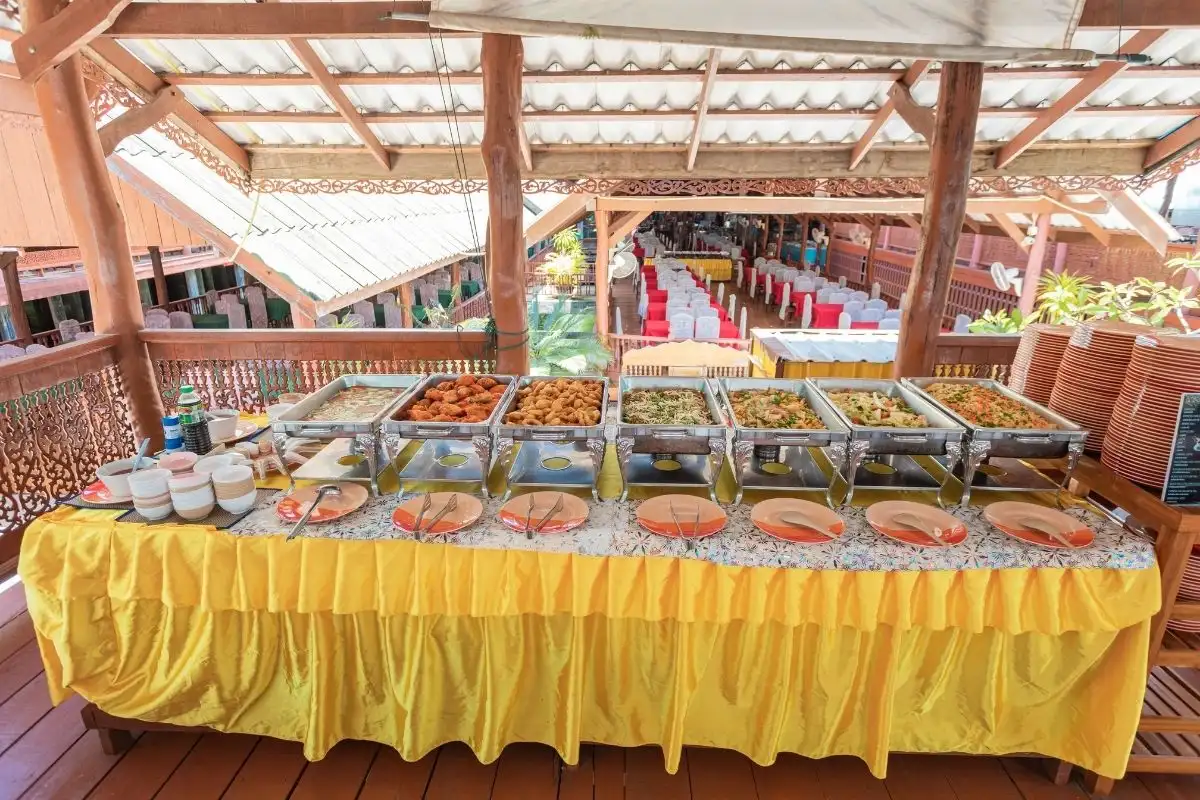 Pranzo a Buffet in un ristorante Locale 6 James Bond & Khai Island con Catamarano da Phuket o Khao Lak James Bond & Khai Island con Catamarano da Phuket o Khao Lak - immagine 6