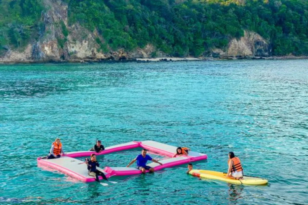 Speed Catamaran water slide 2 2 Isole Surin: Villaggio Moken & Snorkeling con Catamarano Veloce Isole Surin: Villaggio Moken & Snorkeling con Catamarano Veloce - immagine 2