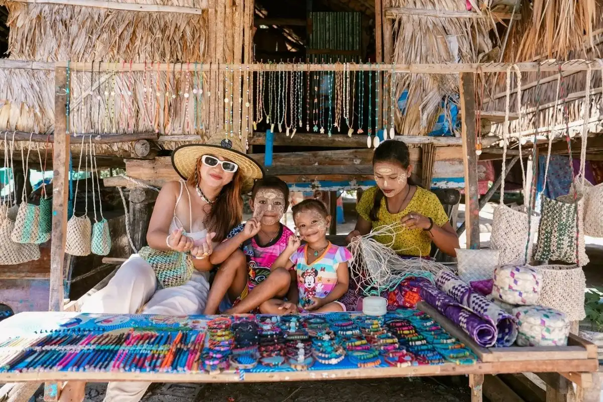 Villaggio Moken turista con abitanti locali 4 Isole Surin: Villaggio Moken & Snorkeling con Catamarano Veloce Isole Surin: Villaggio Moken & Snorkeling con Catamarano Veloce - immagine 4