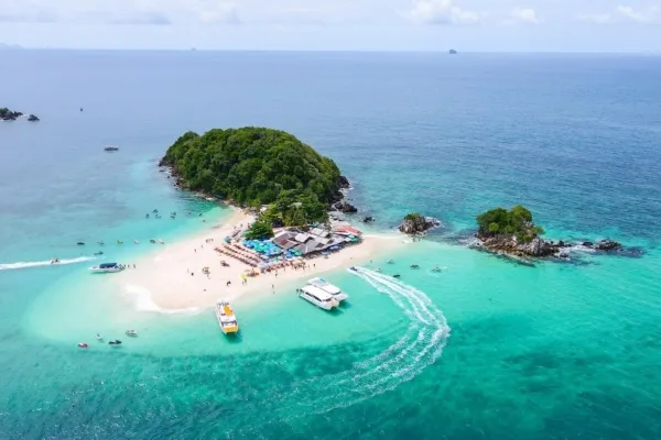Vista aerea Khai Island tour Phi Phi Island 3 Escursione Phi Phi, Bamboo & Maiton: in Catamarano Premium da Phuket o Khao Lak Escursione Phi Phi, Bamboo & Maiton: in Catamarano Premium da Phuket o Khao Lak - immagine 3