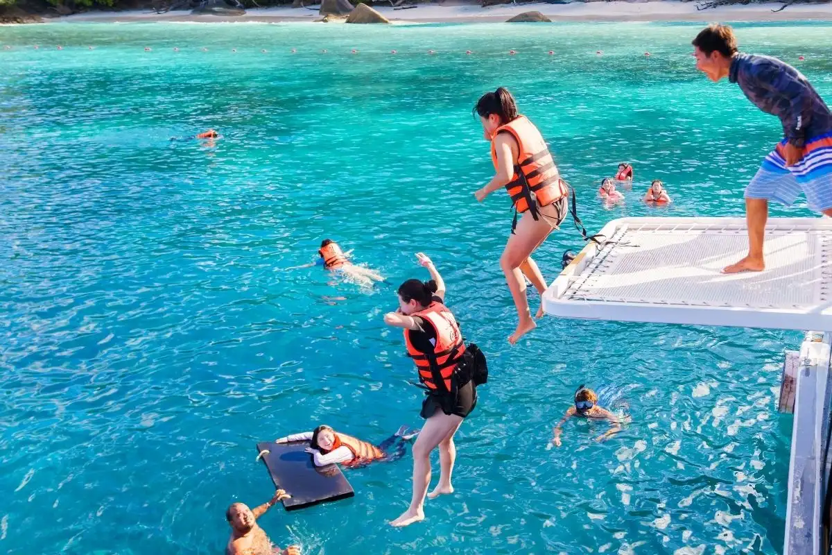 giochi in acqua 5 Lazy Similan con Catamarano Veloce da Phuket o Khao Lak Lazy Similan con Catamarano Veloce da Phuket o Khao Lak - immagine 5