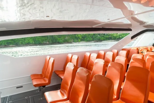 interni Catamarano Premium Once Phuket tour Phi Phi Island e Similan 2 Escursione Phi Phi, Bamboo & Maiton: in Catamarano Premium da Phuket o Khao Lak Escursione Phi Phi, Bamboo & Maiton: in Catamarano Premium da Phuket o Khao Lak - immagine 2