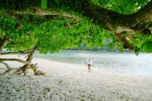 turista che cammina sulla spiaggia di Ching Khad Bay 9 Home Isole Surin: 2 gg 1 n in Tenda o Bungalow da Phuket o Khao Lak