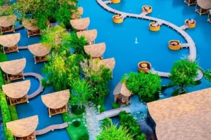 Vista panoramica del Bubble in The Forest Cafe, un ristorante scenografico con zone pranzo galleggianti su acqua turchese