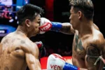 Due atleti durante un incontro di Muai Thai, scambio di potenti colpi
