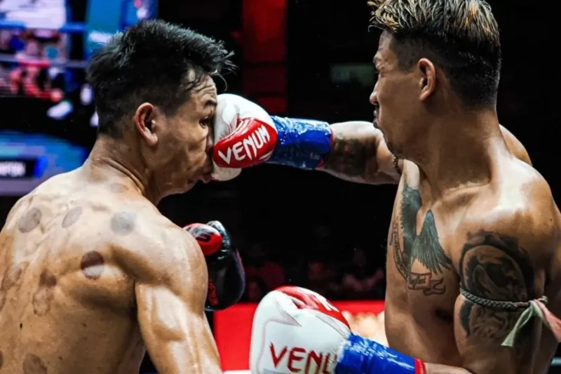Due atleti durante un incontro di Muai Thai, scambio di potenti colpi