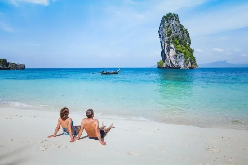Coppia Thailandiese in Spiaggia Escursione Phi Phi & 4 Islands: Combo Tour Early Bird (Da Krabi) 1