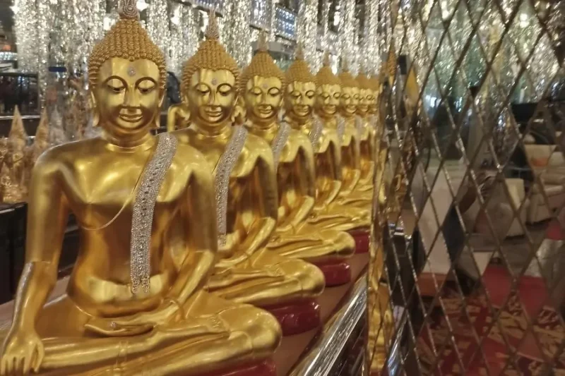 Serie di statue dorate di Buddha al Wat Chantaram