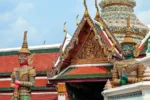 Statue di guerrieri mitologici al Tempio del Buddha di Smeraldo a Bangkok