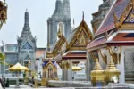 Strutture ornate del Tempio del Buddha di Smeraldo a Bangkok