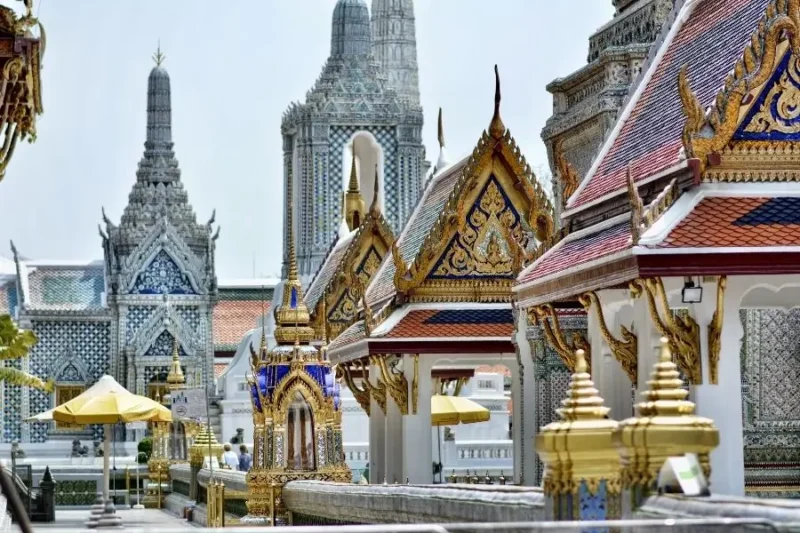 Strutture ornate del Tempio del Buddha di Smeraldo a Bangkok