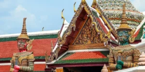 Statue di guerrieri mitologici al Tempio del Buddha di Smeraldo a Bangkok