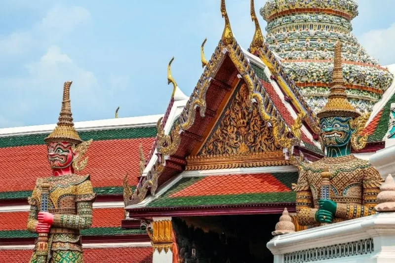 Statue di guerrieri mitologici al Tempio del Buddha di Smeraldo a Bangkok