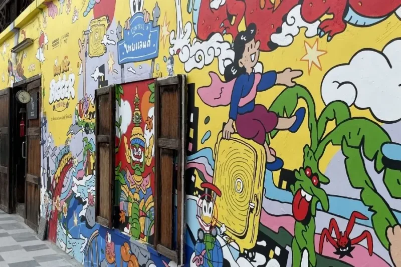 Murale colorato con personaggi animati