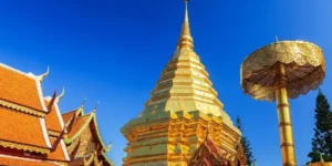 Tempio Wat Phra That Doi Suthep dorato al tramonto a Chiang Mai