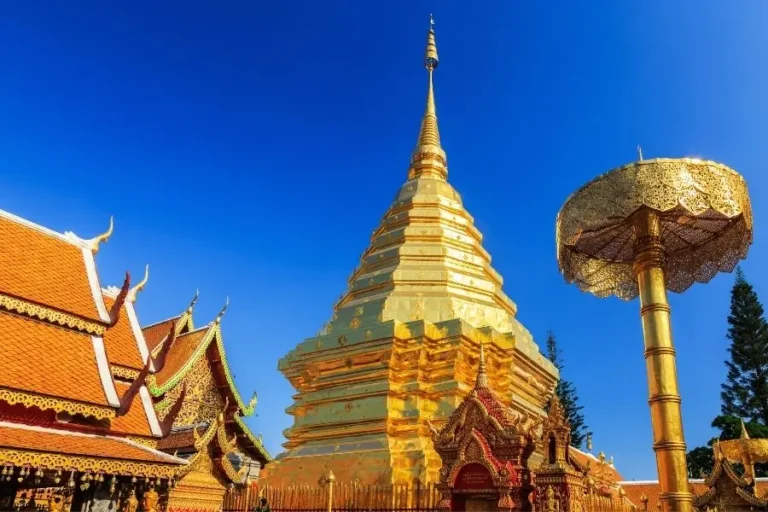 Tempio Wat Phra That Doi Suthep dorato al tramonto a Chiang Mai