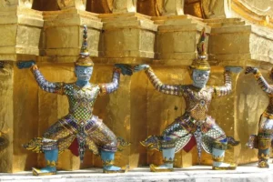 Statue tailandesi dorate di guerrieri al Wat Phra Kaew Bangkok