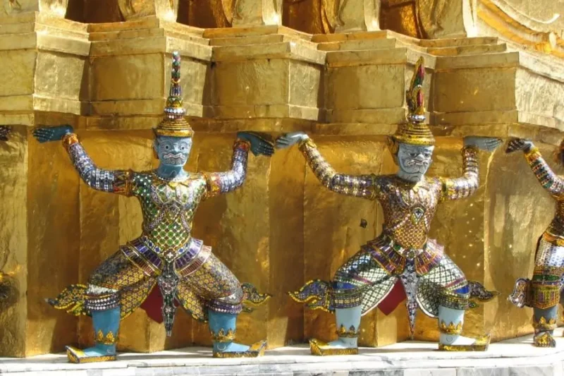 Statue tailandesi dorate di guerrieri al Wat Phra Kaew Bangkok
