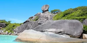 Spiaggia con rocce granitiche e acqua cristallina nelle isole Similan, Thailandia