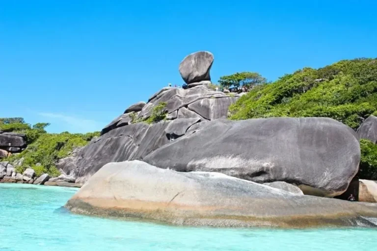 Spiaggia con rocce granitiche e acqua cristallina nelle isole Similan, Thailandia
