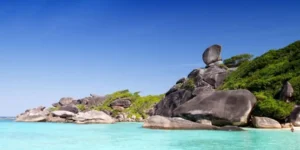 Spiaggia tropicale Similan Island con rocce granitiche e acqua cristallina