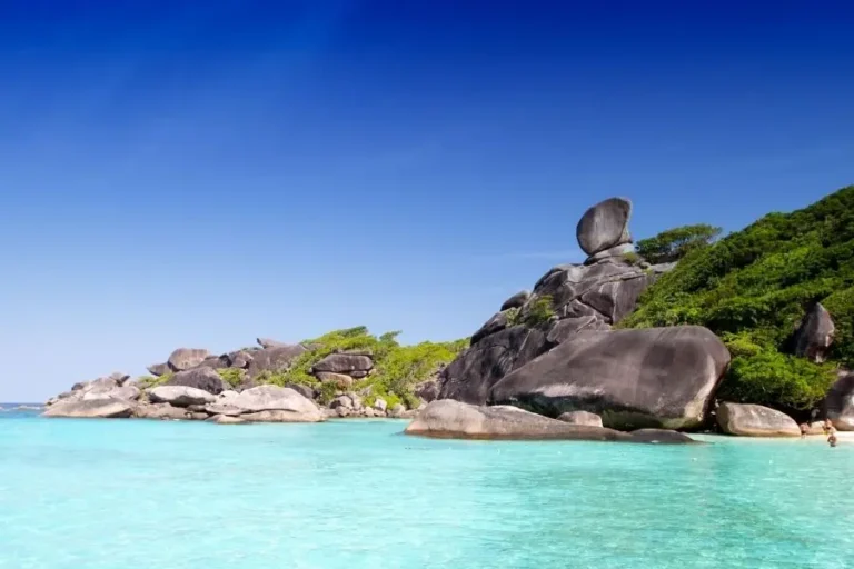 Spiaggia tropicale Similan Island con rocce granitiche e acqua cristallina
