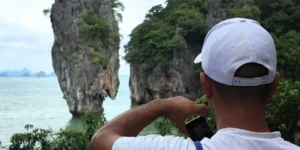 Turista scatta foto di Koh Tapu, isolotto iconico in Thailandia