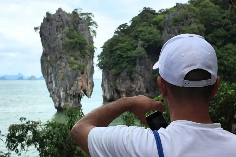 Turista scatta foto di Koh Tapu, isolotto iconico in Thailandia