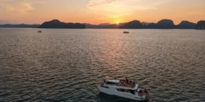 Tramonto su baia con barche e orizzonte montuoso Serenity Cruise Phang Nga Bay 