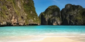 Spiaggia tropicale con sabbia bianca e acque turchesi a Maya Bay, Thailandia