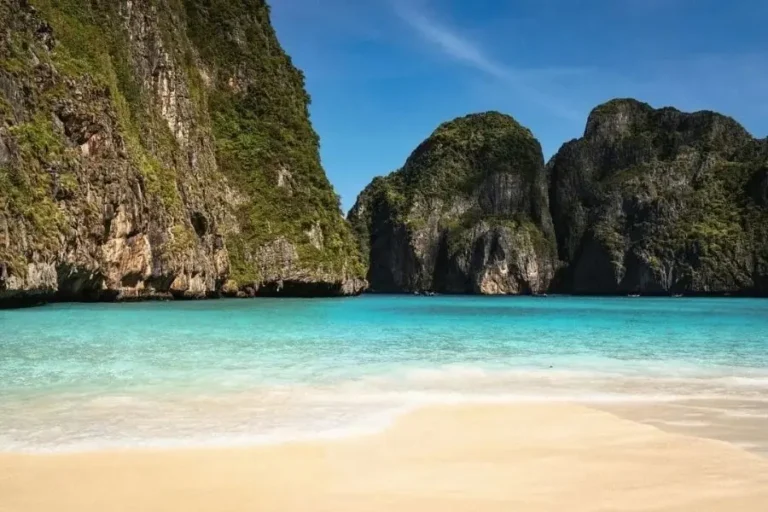 Spiaggia tropicale con sabbia bianca e acque turchesi a Maya Bay, Thailandia