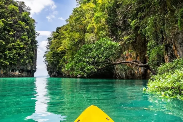 Gita in kayak attraverso laguna tropicale Koh Hong con acqua cristallina e vegetazione lussureggiante