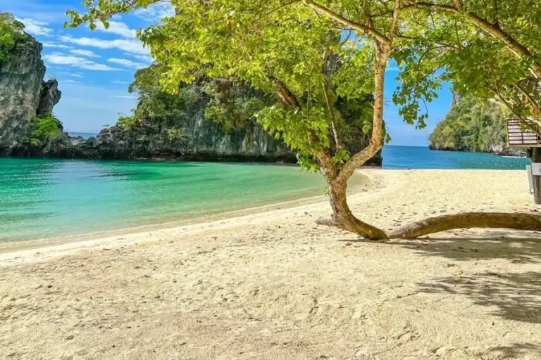 Spiaggia tropicale Koh Hong con sabbia bianca e mare turchese, alberi e scogliere verdi