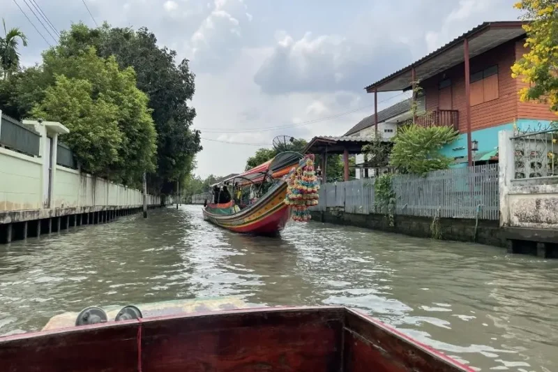 Barca nei canali tranquilli di Tomburi