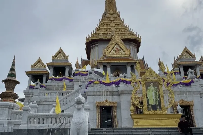 Tempio buddista con decorazioni dorate e immagine reale