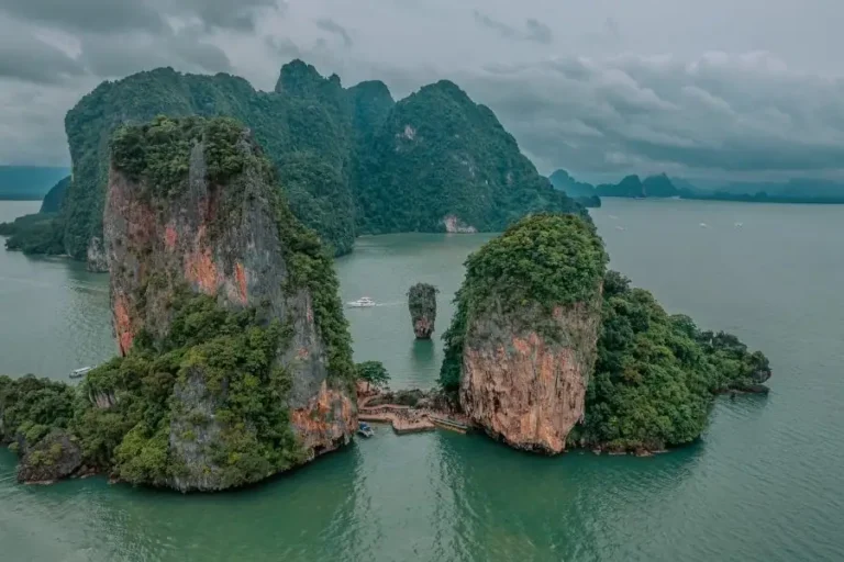 Isole rocciose boscose della baia di Phang Nga