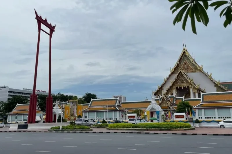 Tempio Wat Suthat e altalena gigante a Bangkok, Thailandia