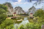 Ponte su un lago Hin khao ngu park circondato da montagne rocciose in un ambiente naturale