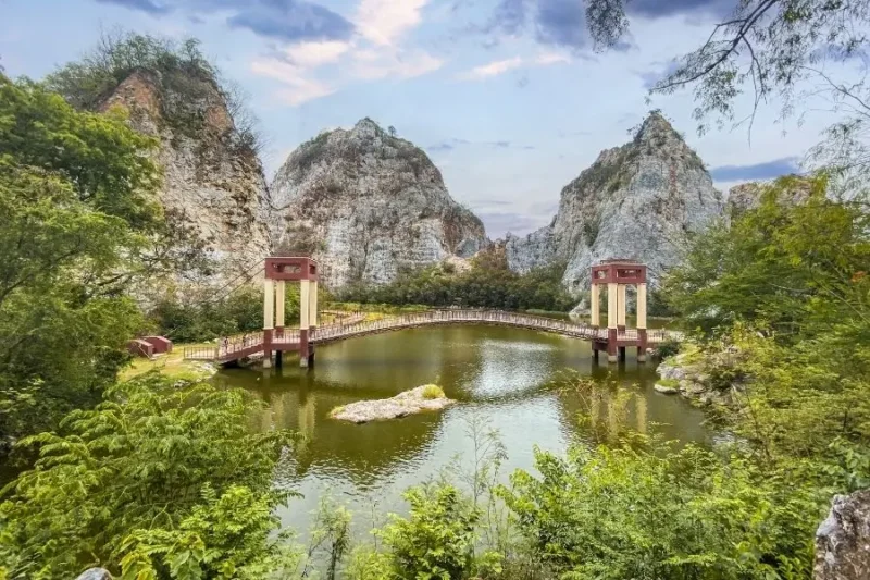 Ponte su un lago Hin khao ngu park circondato da montagne rocciose in un ambiente naturale