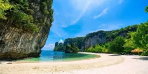 Spiaggia tropicale Hong Island con scogliere e acqua cristallina